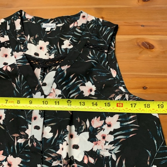 Kismet Office Top, Lightweight, sleeveless, Wrinkle Free, Button Up w Placket - Picture 5 of 9